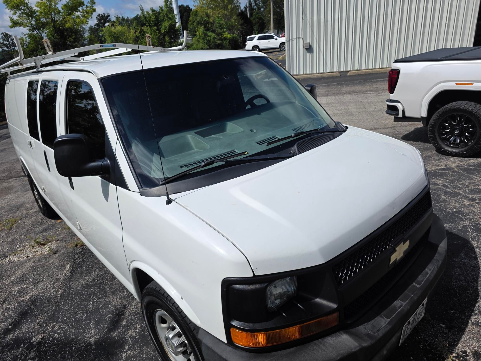 Used 2011 Chevrolet Express 2500 Extended RWD image 2