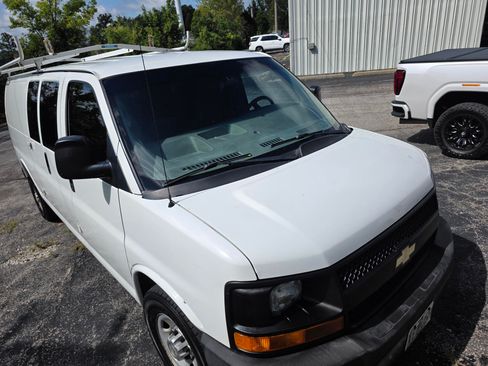 Used 2011 Chevrolet Express 2500 Extended RWD image 2