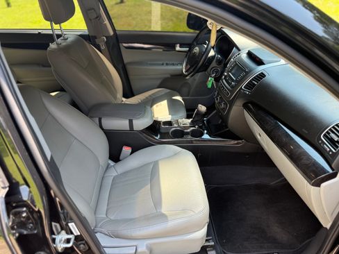 Used 2015 Kia Sorento LX image 11