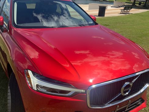 Used 2019 Volvo XC60 T5 Momentum w/ Multimedia Package AWD/4WD image 2
