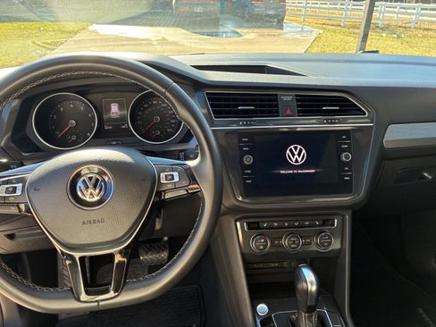 Used 2021 Volkswagen Tiguan SE w/ Panoramic Sunroof Package image 10
