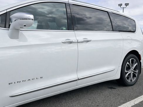 Used 2021 Chrysler Pacifica Pinnacle image 4