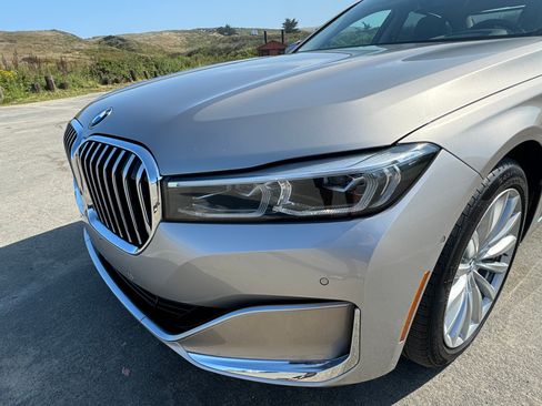 Used 2022 BMW 740i w/ Premium Package image 17