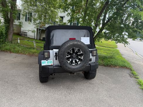 Used 2017 Jeep Wrangler Unlimited Sport AWD/4WD image 2