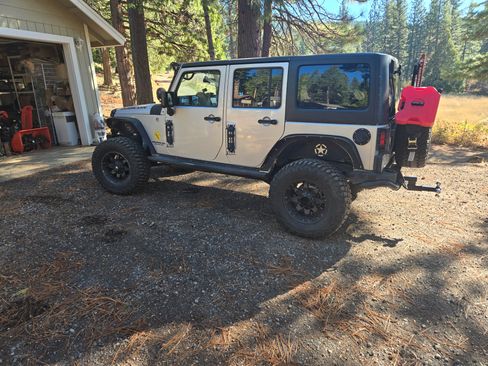 Used 2012 Jeep Wrangler Unlimited Rubicon w/ Connectivity Group image 17