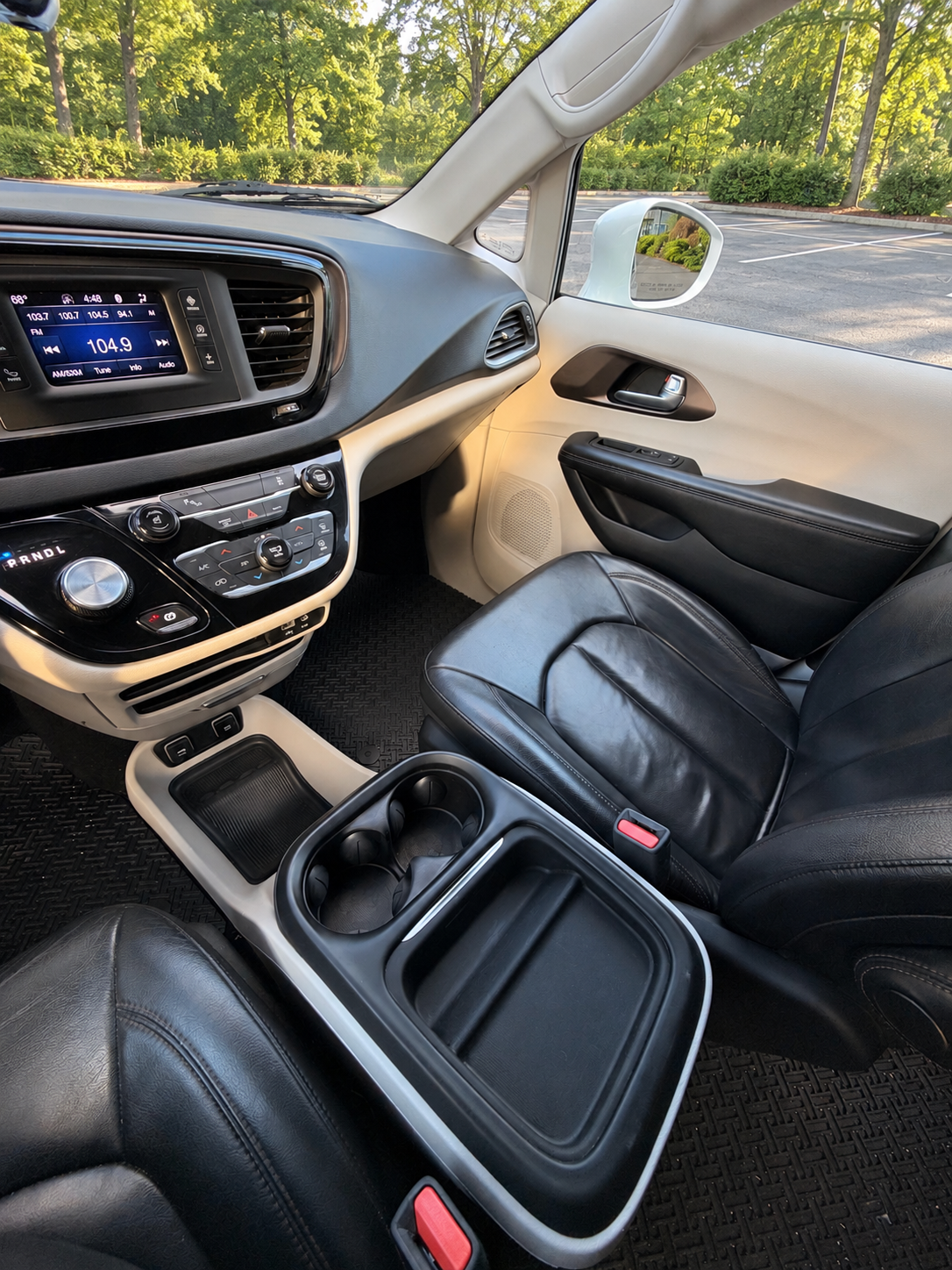Used 2017 Chrysler Pacifica Touring-L FWD image 4