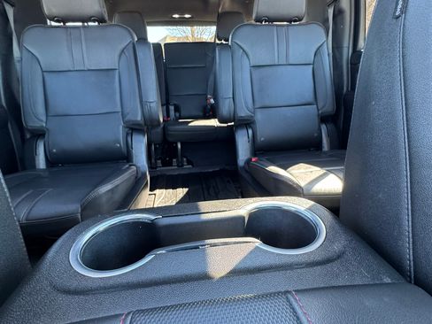 Used 2022 Chevrolet Suburban RST w/ Luxury Package image 22