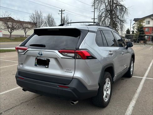 Used 2021 Toyota RAV4 XLE w/ XLE Grade Weather Package image 5