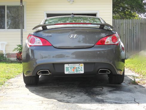 Used 2012 Hyundai Genesis 3.8 image 2