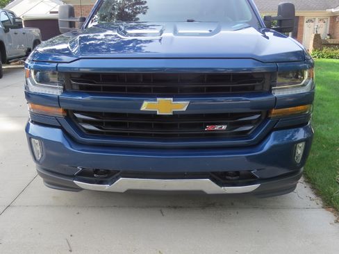 Used 2017 Chevrolet Silverado 1500 LT w/ All Star Edition AWD/4WD image 2