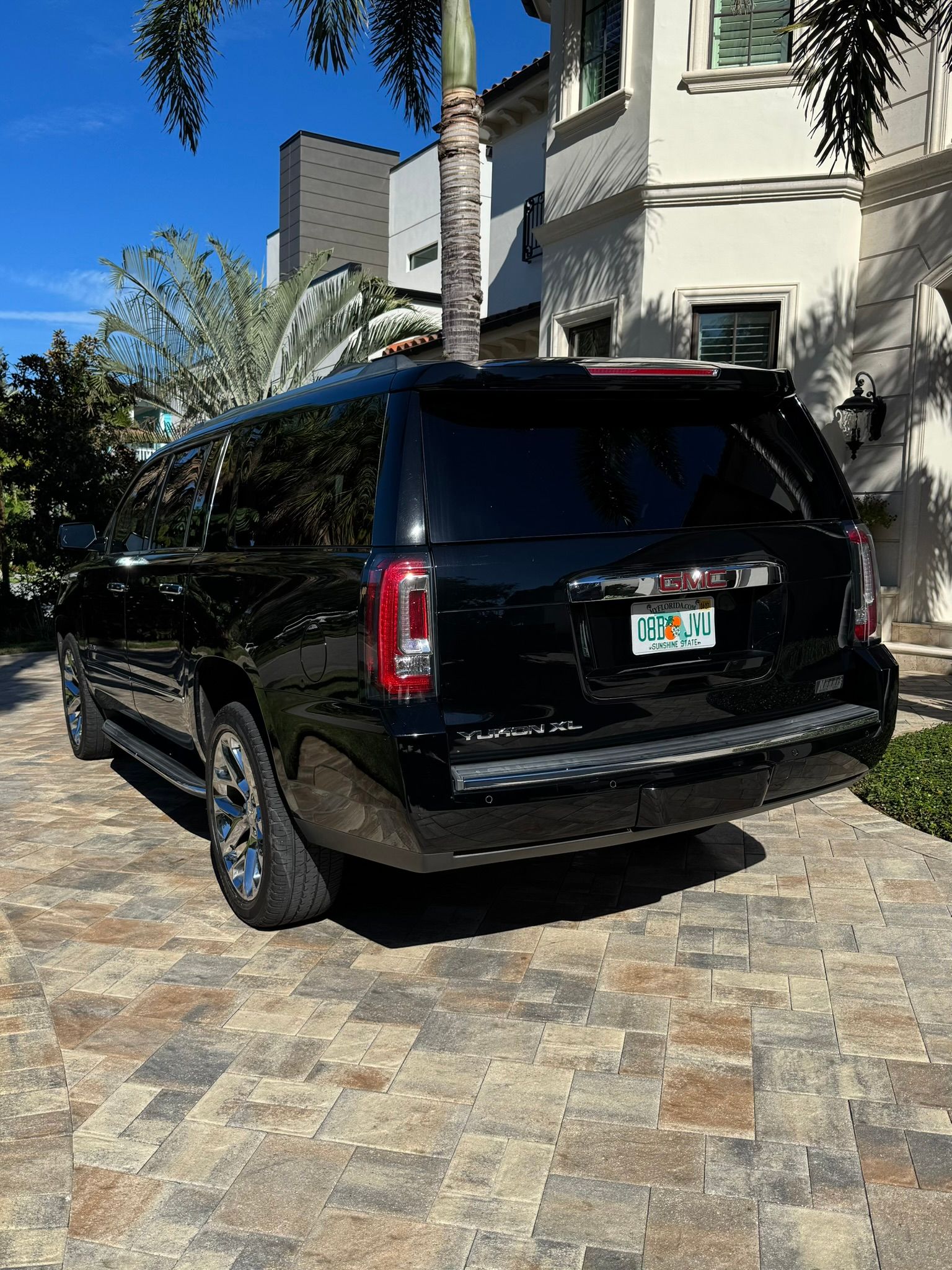 Used 2017 GMC Yukon XL Denali w/ Open Road Package AWD/4WD image 9
