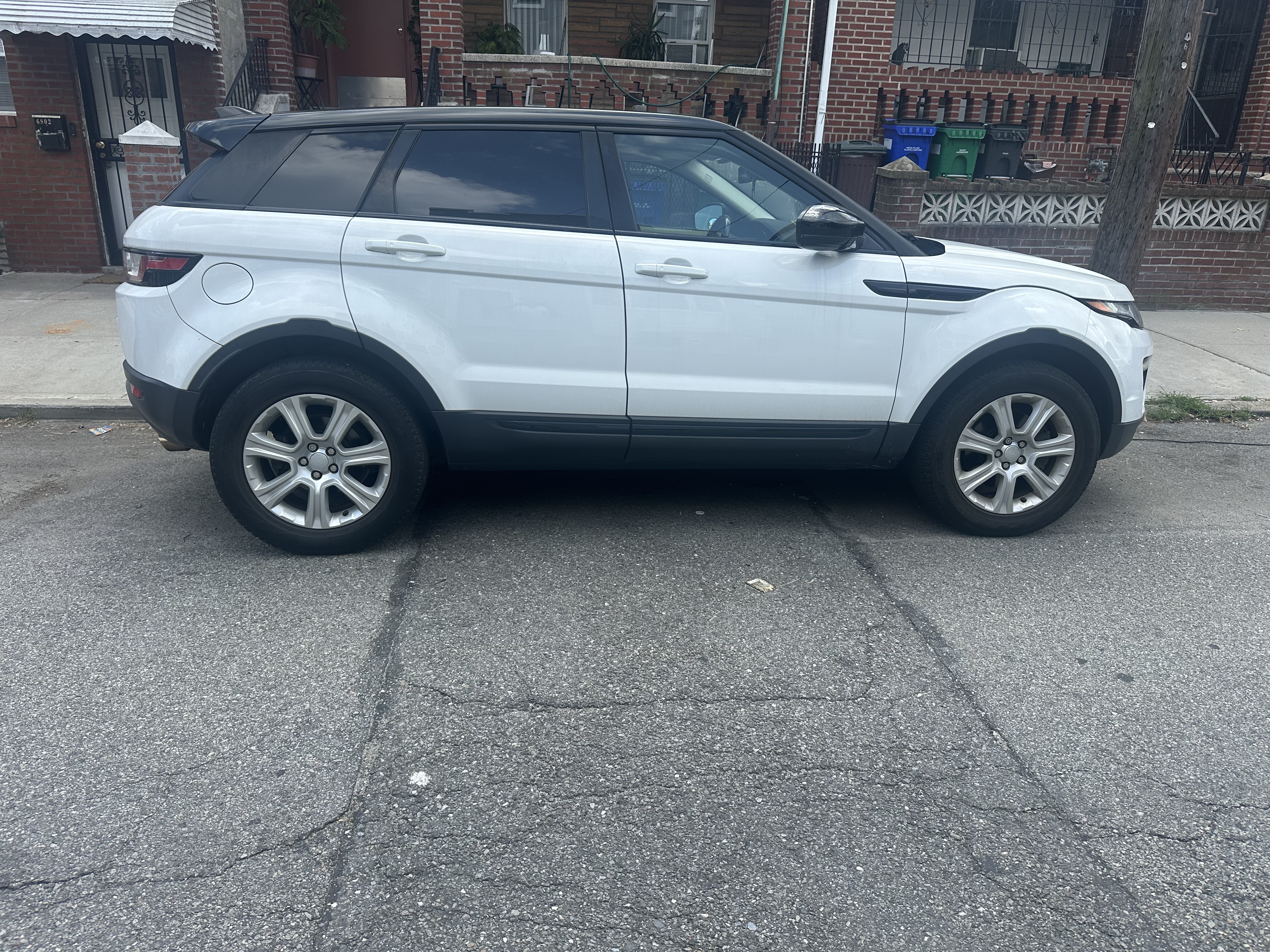 Used 2017 Land Rover Range Rover Evoque SE AWD/4WD image 1