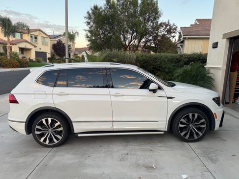 Used 2018 Volkswagen Tiguan SEL Premium w/ R-Line Package image 2