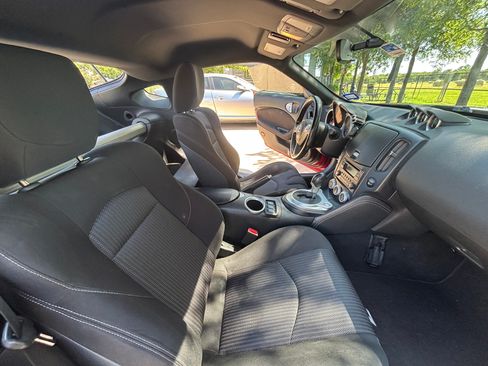 Used 2016 Nissan 370Z Coupe RWD image 9