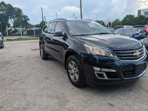 Used 2017 Chevrolet Traverse LT FWD image 2