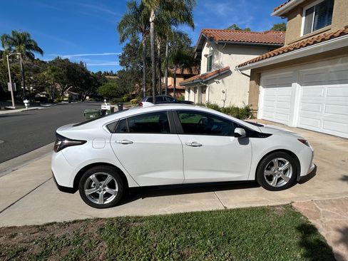 Used 2018 Chevrolet Volt LT w/ Comfort Package FWD image 2