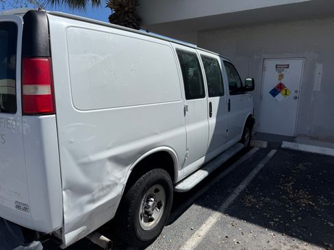 Used 2015 GMC Savana 2500 image 2