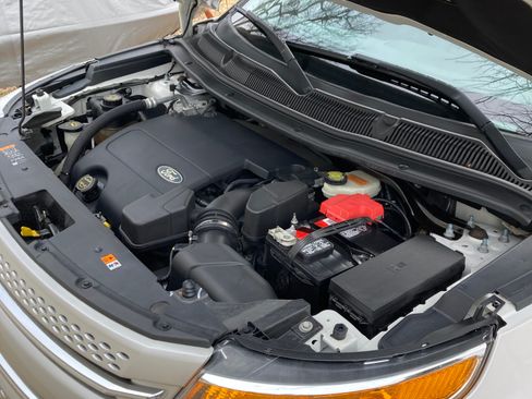 Used 2014 Ford Explorer XLT w/ Equipment Group 202A image 14