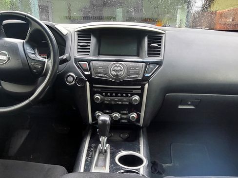 Used 2016 Nissan Pathfinder SV image 2