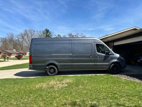 Used 2021 Mercedes-Benz Sprinter 2500 image 4