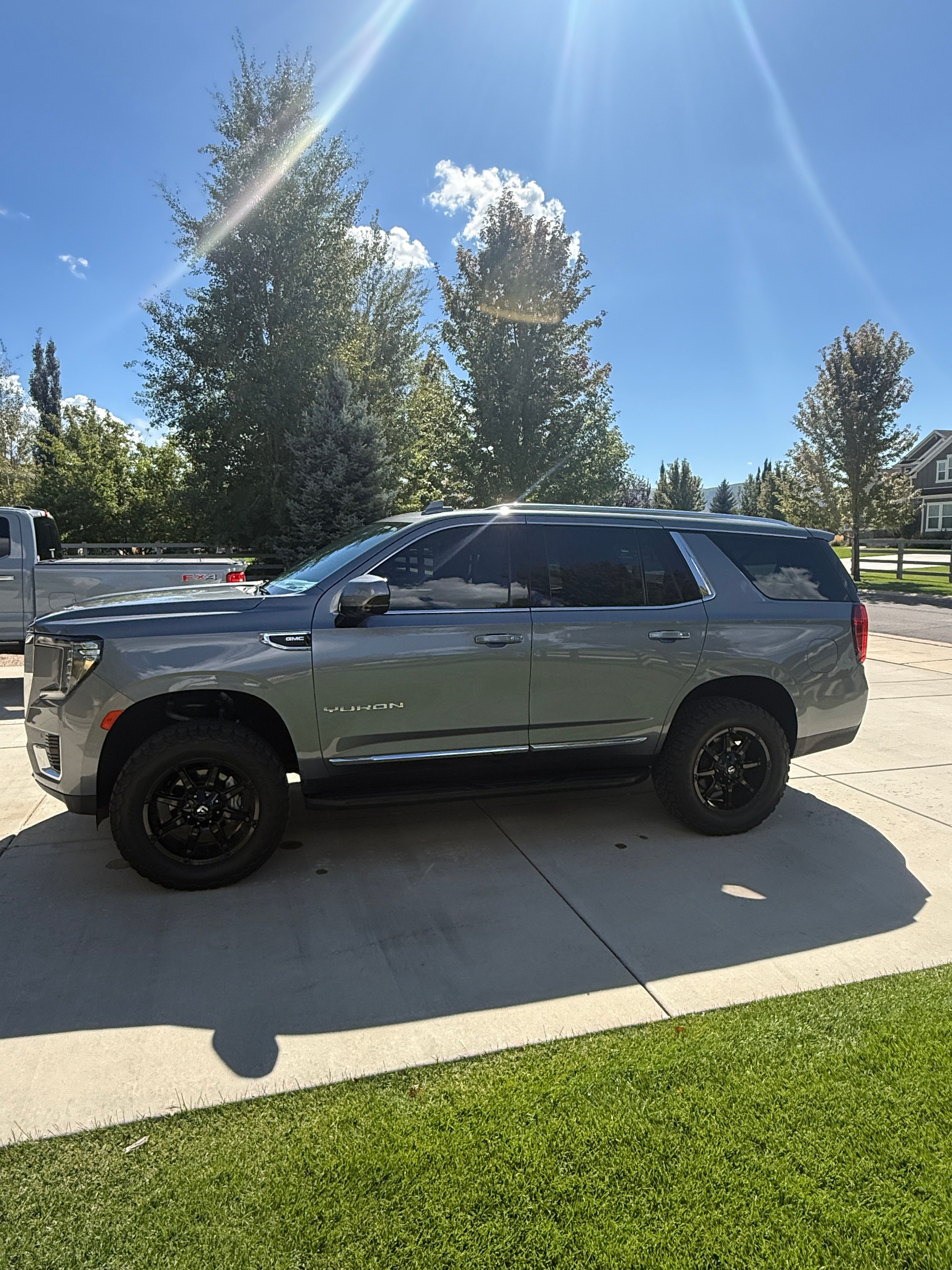 Used 2021 GMC Yukon SLT w/ Rear Media and Nav Package AWD/4WD image 5