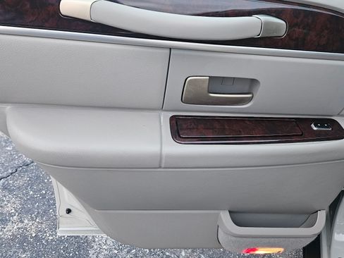 Used 2006 Lincoln Town Car Signature Limited image 14