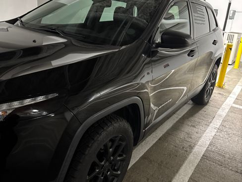 Used 2017 Jeep Cherokee Sport FWD image 2