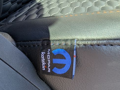 Used 2025 Jeep Gladiator Mojave w/ Convenience Group image 11