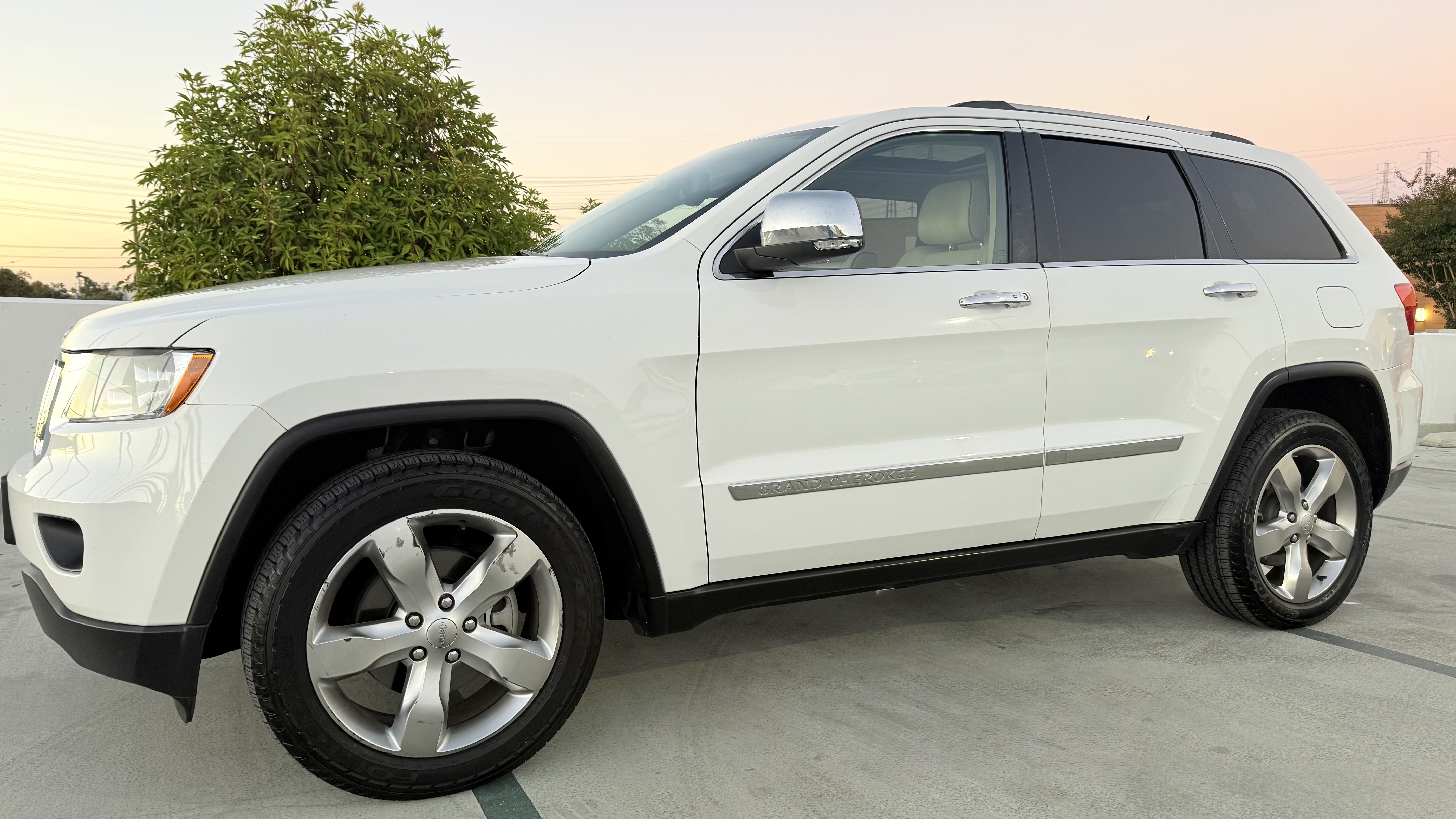 Used 2013 Jeep Grand Cherokee Overland w/ Advance Technology Group RWD image 4