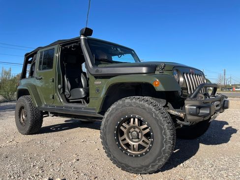 Used 2016 Jeep Wrangler Unlimited Sahara AWD/4WD image 8