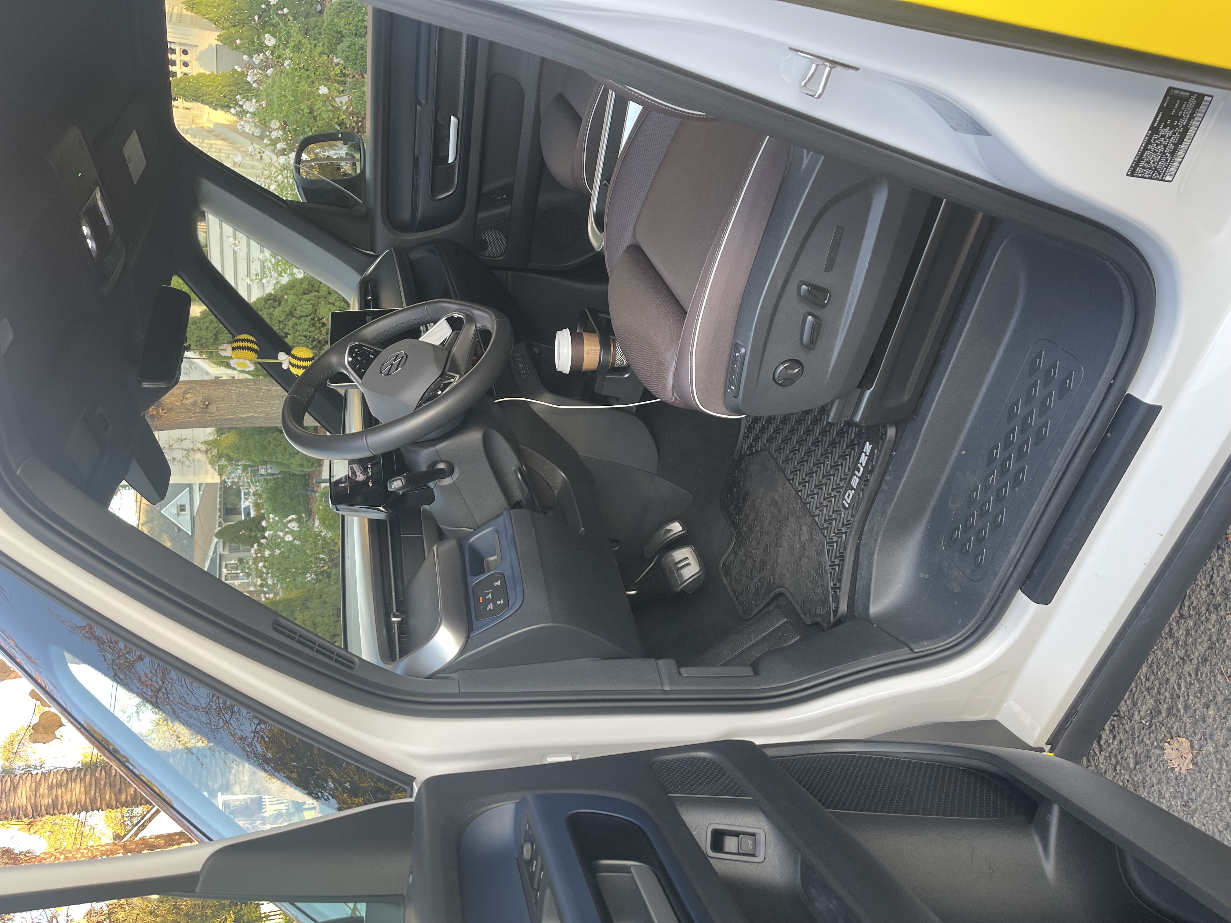 Used 2025 Volkswagen ID. Buzz Pro S RWD image 8