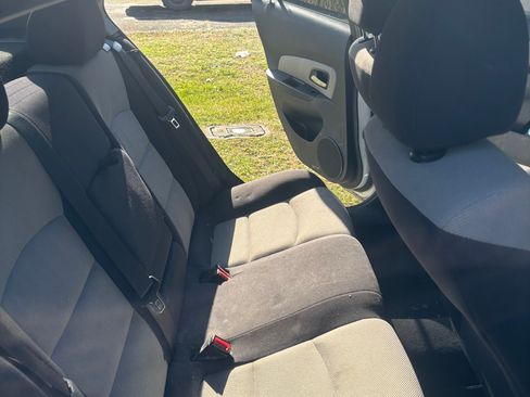 Used 2013 Chevrolet Cruze LS image 9