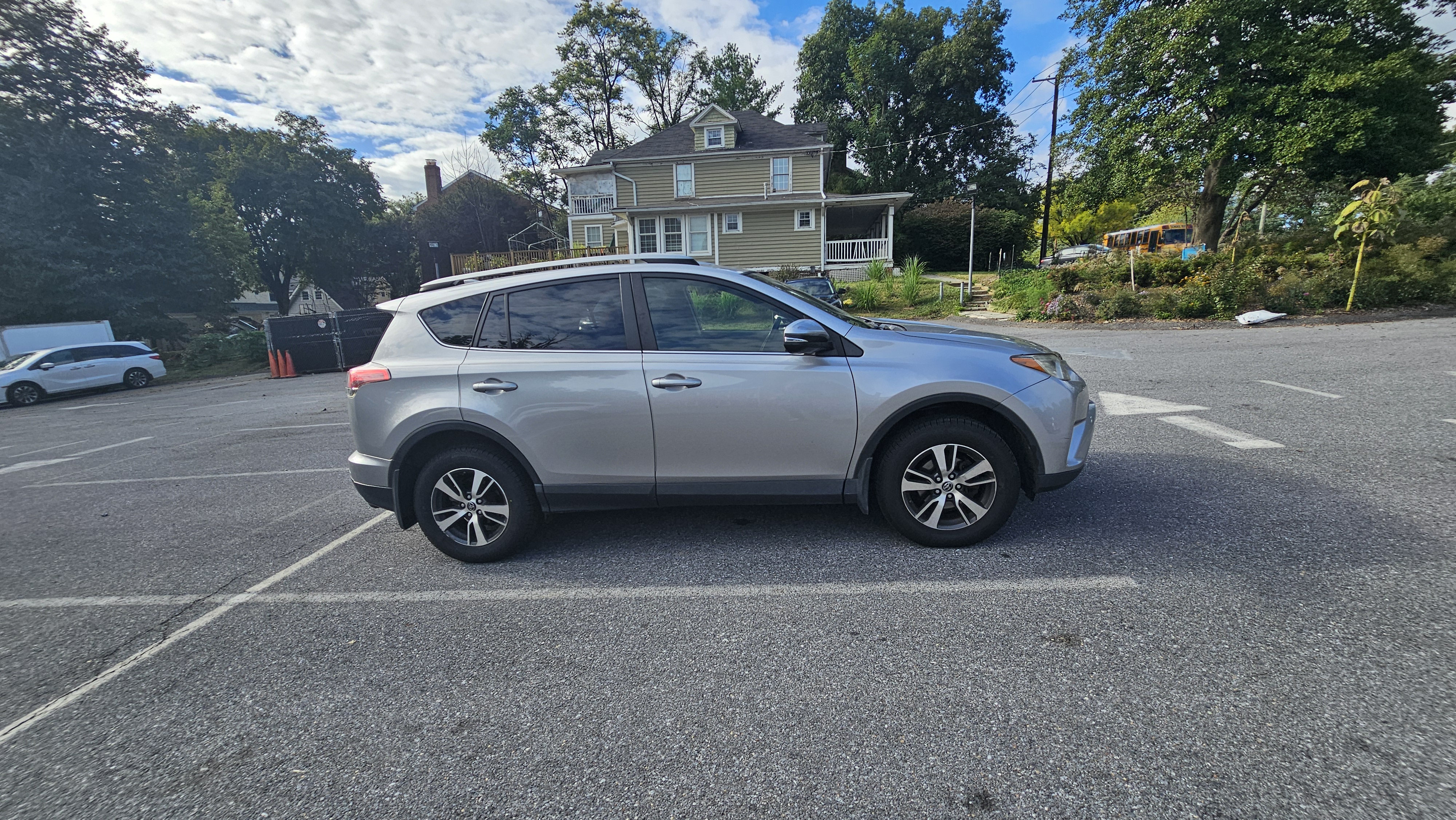 Used 2018 Toyota RAV4 XLE AWD/4WD image 10
