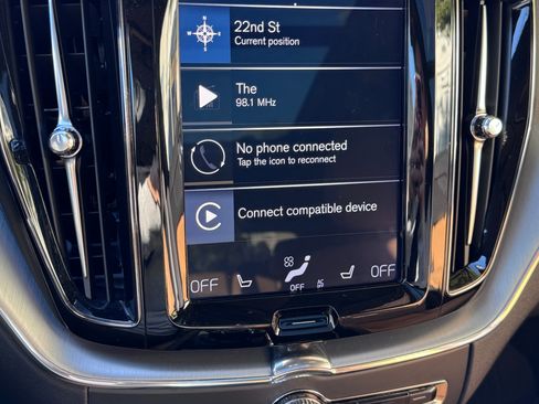 Used 2018 Volvo XC60 T6 Momentum w/ Convenience Package image 16