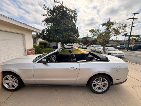 Used 2012 Ford Mustang Convertible RWD image 10
