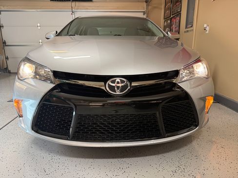 Used 2017 Toyota Camry SE w/ Moonroof Package FWD image 5