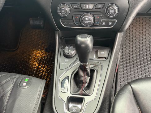 Used 2019 Jeep Cherokee Trailhawk image 11