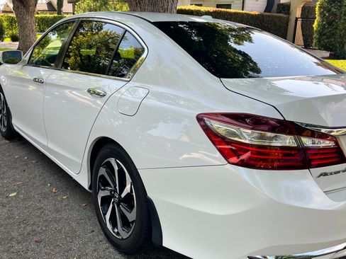 Used 2016 Honda Accord EX image 8