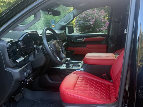 Used 2025 Chevrolet Silverado 1500 RST w/ Redline Edition AWD/4WD image 4