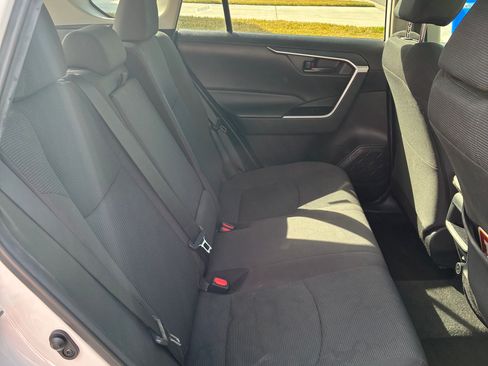 Used 2021 Toyota RAV4 LE image 12