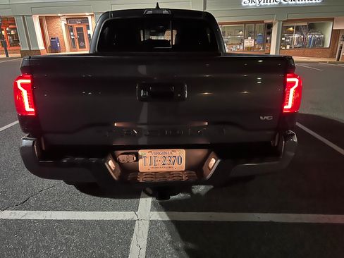 Used 2022 Toyota Tacoma TRD Sport AWD/4WD image 2