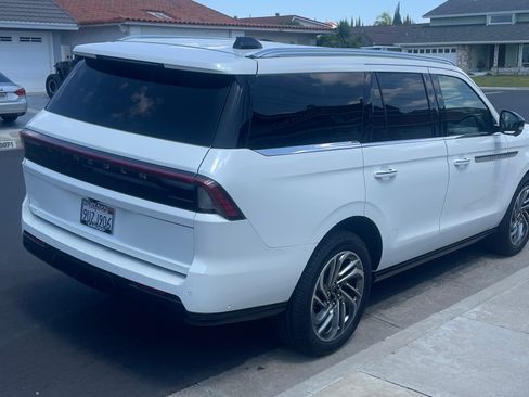 Used 2025 Lincoln Navigator Reserve w/ Jet Appearance Package image 2