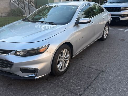 Used 2017 Chevrolet Malibu LT FWD image 2