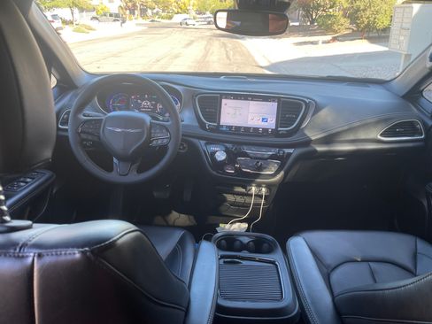 Used 2023 Chrysler Pacifica Touring-L w/ S Appearance Package image 14