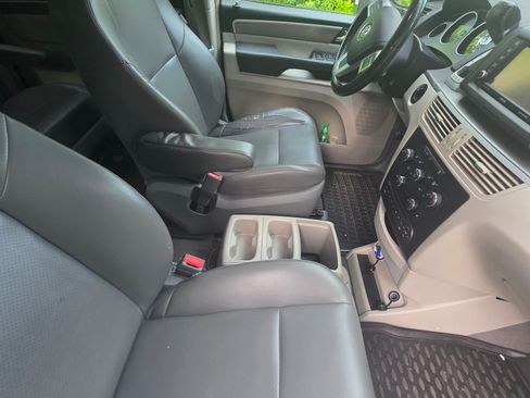 Used 2012 Volkswagen Routan SE image 5