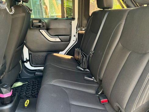 Used 2017 Jeep Wrangler Unlimited Sahara w/ Connectivity Group image 20