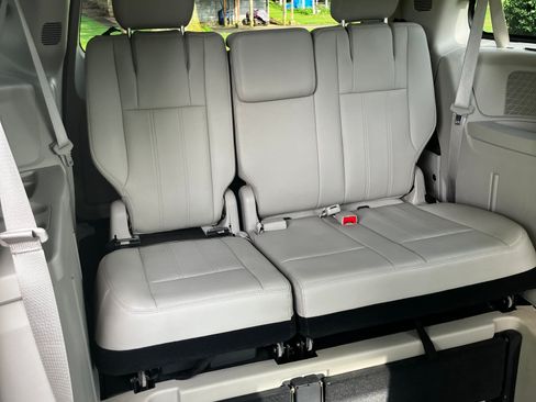 Used 2011 Chrysler Town & Country Touring-L w/ Trailer Tow Group FWD image 13