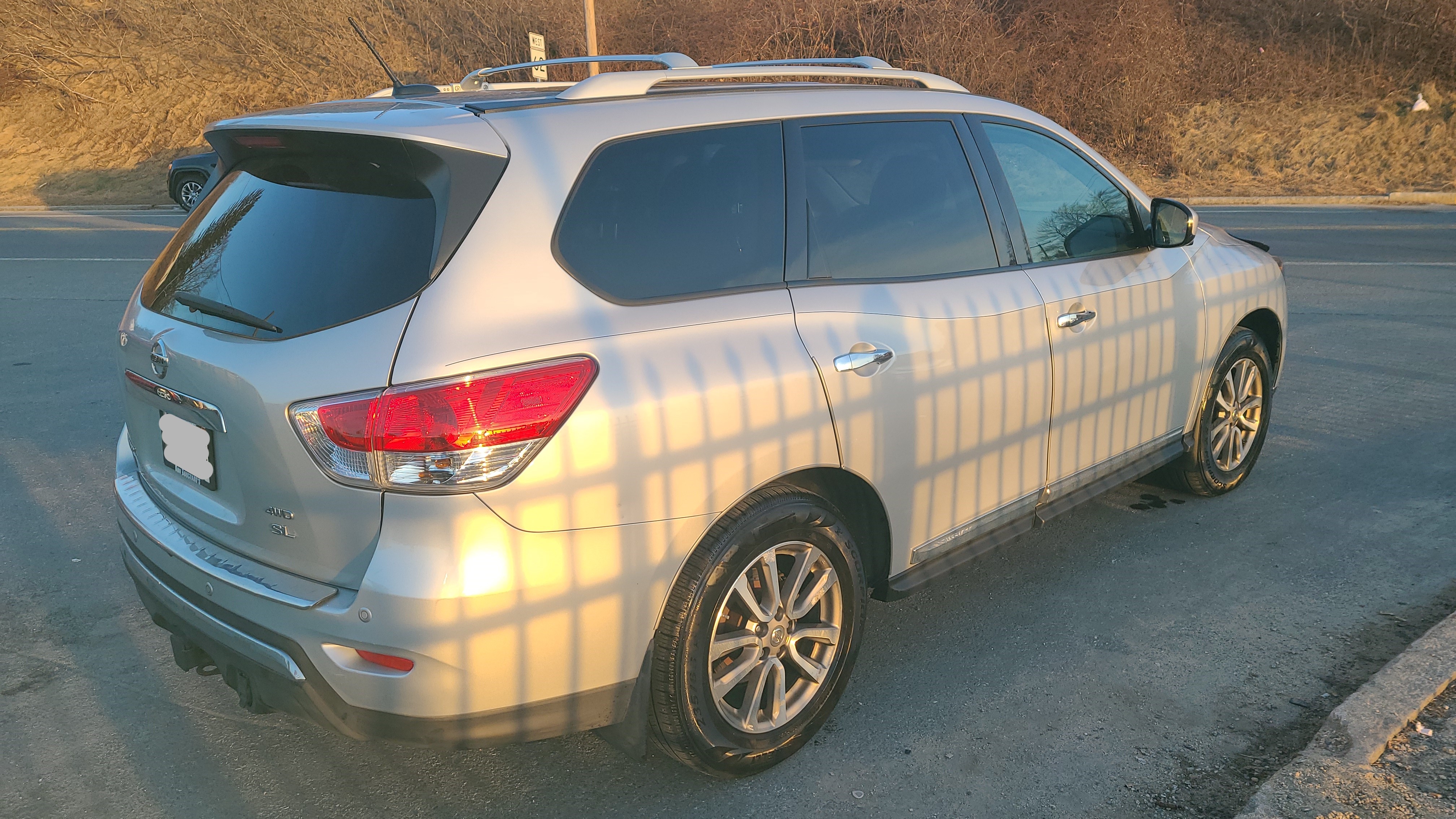 Used 2015 Nissan Pathfinder SL w/ SL Premium Package AWD/4WD image 10
