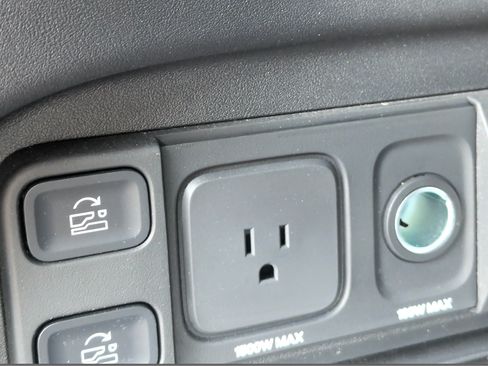 Used 2025 Rivian R1S Adventure Dual AWD/4WD image 16