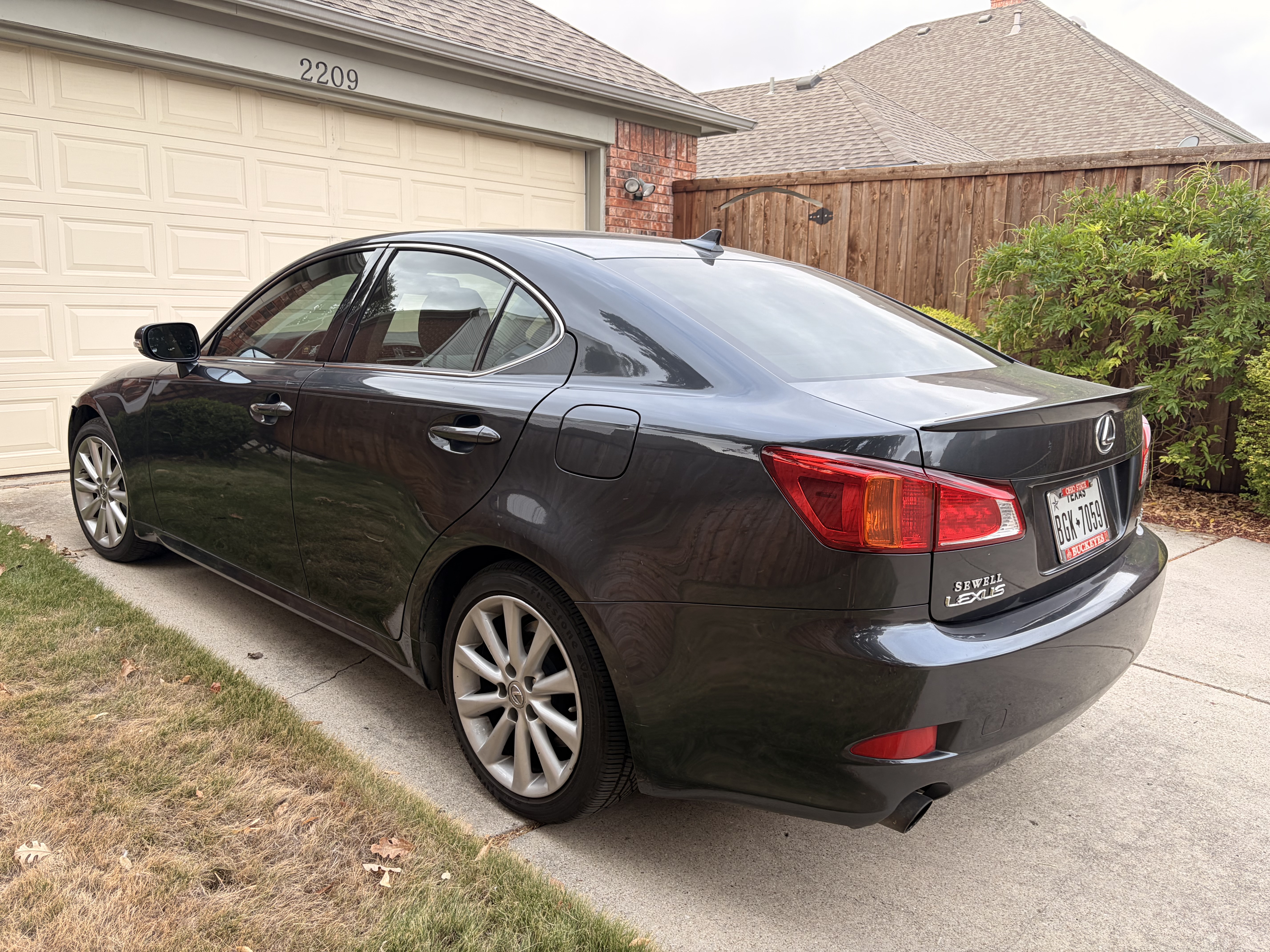Used 2010 Lexus IS 350 w/ Preferred Accessory Package RWD image 2